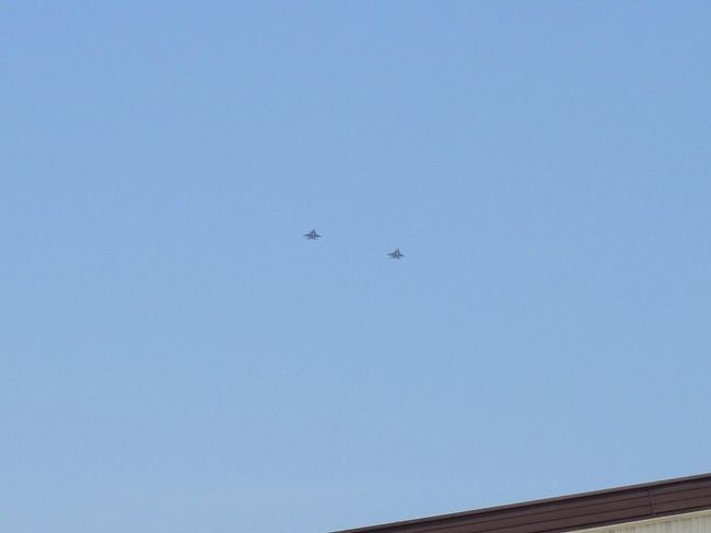 ３〜４分ぐらいすると、旋回してきた戦闘機が再度、同じ場所からやってきました！