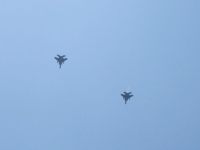 反対側へ行ってしまったところ。<br /><br />右側の戦闘機のお尻からジェット噴射のような白い線が写ってるようにも見えます。