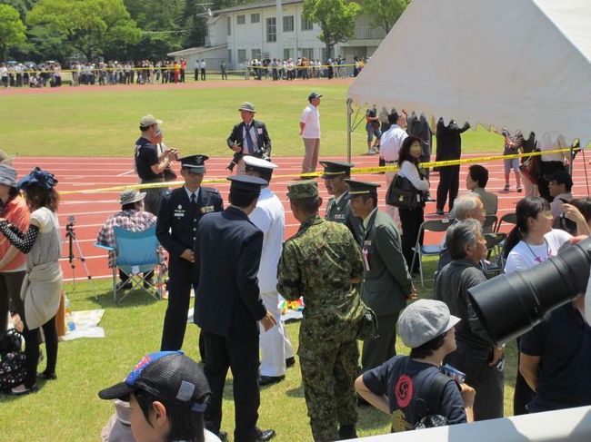 もう１回旋回してくるのですが、その待ち時間に見えた人たちが気になったので、勝手に撮らせてもらいました(笑)<br />多分、陸・海・空自のおエライさんかと思うのですが（３種類の制服だし）、私が写真を撮る前に記念撮影されていたので、目に付いたんです(笑)<br /><br />もしかすると、この人たちが観閲式の観閲官なのかな？<br /><br />右下に写っているのが、カメラのなが〜いレンズです(笑)