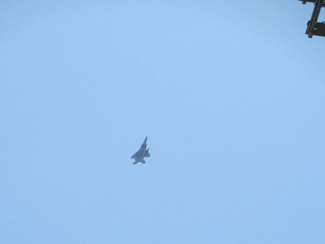 さて、３回目は１機ずつの登場です。<br /><br />機体が斜めになってるのわかりますか？？<br /><br />翼をヒラヒラさせるような感じで左右交互に傾けながらの飛行でした。<br />さすが戦闘機！<br /><br />動画でないとわかりにくいですよね^_^;