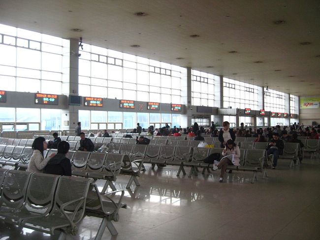 2階待合室。<br /><br />私の列車の待合室は2階待合室