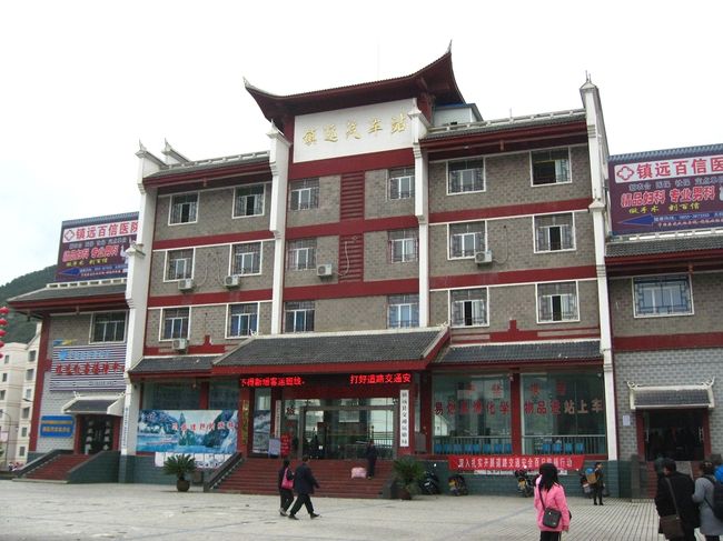 駅のすぐそばにバスターミナルもありました。<br /><br />○　鎮遠バスターミナル