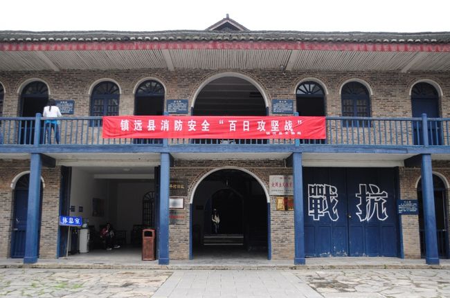 入口で身分証明書（私の場合はパスポート）を見せて、チケットをもらいます。入場は無料です。