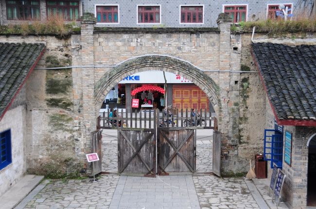 高い塀に囲まれています。