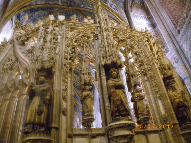 ７５体の銅像があったが、フランス革命時に破壊され、当時のまま残るものは３体のみ。