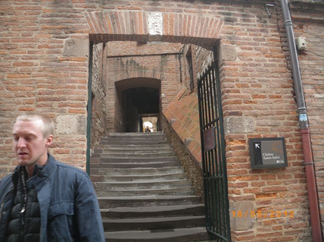 微妙にわかりにくい所にある小さな入り口。<br />おそらく裏口？？