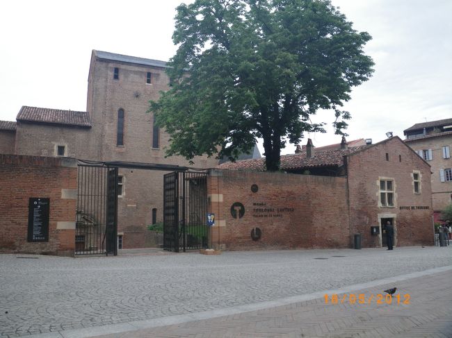 ここが美術館の入り口で、右側にインフォメーションセンターがあります。<br />