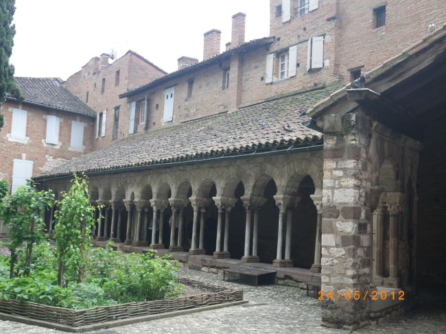 ロマネスク様式の回廊。<br />フランス革命時に破壊され、今は南のギャラリーだけが残る。