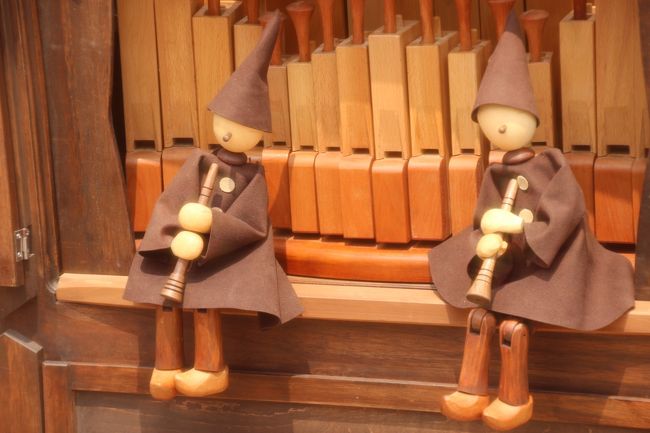 オルガンの上にのっていた人形さんたち