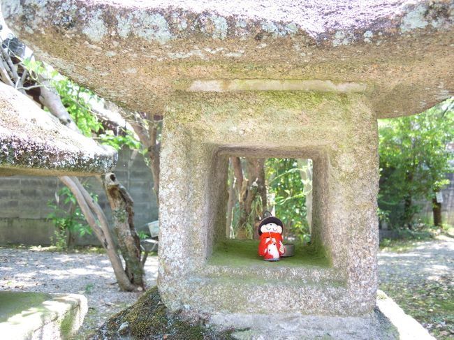 石灯篭にミニ地蔵を置いて写真を撮るのに夢中になっています。<br /><br />コクリコ地蔵も<br />「私も同じようにして写して」<br />と言うのでめぐみ☆さんの真似して写してあげました。