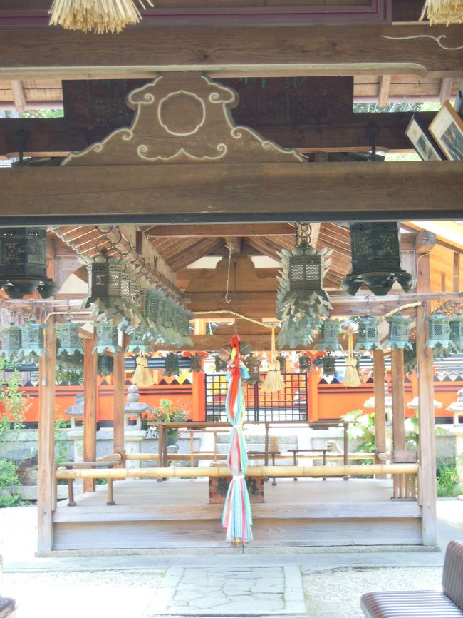 神社にもお参りしなきゃね。<br />ご神木にお参りしちゃったので、忘れるところでした。<br /><br />今こそ小さな神社ですが、拝殿の豪華さが由緒ある神社だということを物語っています。