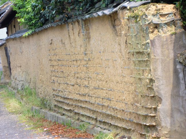 般若寺に向かう道にも崩れかけた土塀が残っていました。<br /><br />私たちは京街道を歩いているのかな。