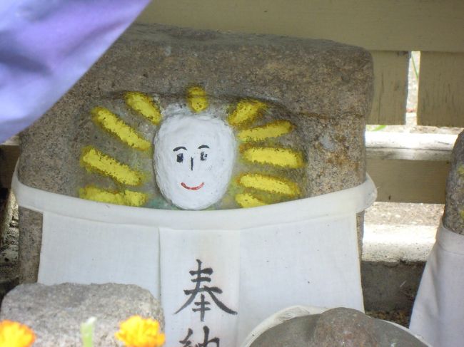 はな☆さんが言うところによると<br />「この道にある石仏たちは色彩豊かでユニークなのです」<br /><br />確かに!<br />光背が光かがやく太陽の色ではありませんか!<br /><br />