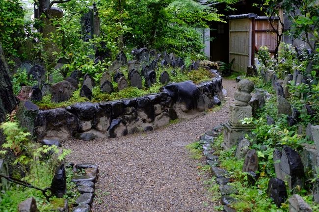 境内奥の石仏・石塔群です。石仏と石仏の隙間には桔梗がたくさん植えられています。花の時期にはまだちょっと早かったですけど。