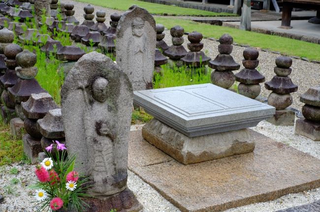 見慣れないこの碁盤のような石は何？