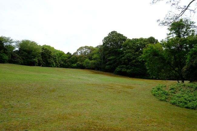 その先にあらわれる、ぽっかり明るい第３の広場。<br />写真ではよく伝わりませんが、かなり秘密の園っぽい雰囲気があります。<br />