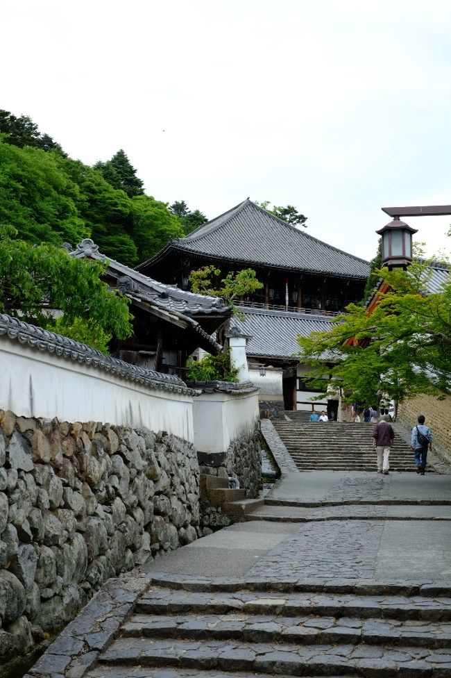 二月堂が見えてきました。<br />大仏殿前の混雑がウソのように静かな裏参道です。