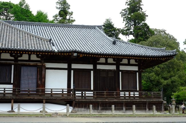 拝観再開２日目の堂内は混雑していました。でも、団体で来ていた小学生がいなくなってしまったら、居場所がないというほどの状態ではなくなって一安心。とりあえず見学用の畳のスペースの端っこに座って、リニューアルされた須弥壇を眺めました。<br />いらっしゃるのは、本尊の不空羂索観音菩薩、金剛力士、四天王、梵天、帝釈天、執金剛神（秘仏）。人（仏）口密度の高さは相変わらずで、寂しい感じはありませんでした。<br />でも、でもですね〜、去ってしまった仏さまたちが全員女性的な方々ばかりだったためか、ちょっとガラが悪くなってしまった感が…（笑）ご本尊以外は武闘派ですからねえ。体育会系の部室を想像してしまいました。