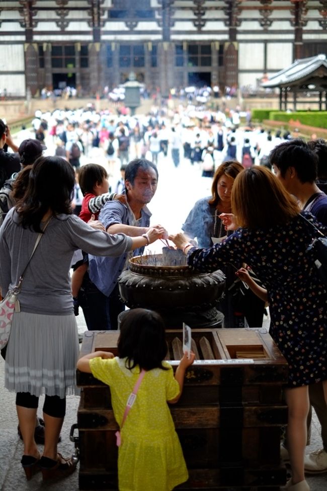 願いを込めて、お線香をあげる人たち。<br />ごめんなさい、顔ぼかしてませんm(_ _)m