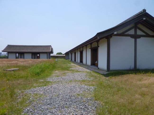 平城宮<br />710年（和銅3年）から784年（延暦3年）の首都平城京の中枢部分をいう。<br />元明〜桓武天皇の7代にわたる宮である。<br />平城京の北端に位置し、一辺1キロメートルの正方形の東に張り出し部分があり、面積は合計124ヘクタールを占める。<br />大正年間より遺跡保存がはかられ、現在国の特別史跡として、遺跡の調査と整備が続けられている。<br />1998年（平成10年）にはユネスコの世界文化遺産に登録された。<br />宮の四周には高さ5メートルと推定される築地（ついじ）大垣がめぐり、大路に面して12の門が開く。<br />正門にあたる朱雀門は25メートル×10メートルの規模をもち、重層の門として現地に復原されている。<br />天皇の住まいである内裏は、宮の東北部に位置し、約180メートル四方の内郭に掘立柱、桧皮葺（ひわだぶき）という伝統様式の建物が建ち並んでいた。<br />内郭の南半にある正殿（後の紫宸殿は桁行9間（27メートル）梁間5間（15メートル）の規模である。<br />政務や儀式を行う朝堂院（ちょうどういん）は、最も重要な施設で、天皇が着座する大極殿（だいごくでん）と役人が着座する朝堂からなる。<br />その遺跡は、朱雀門の北で宮の中央と、その東隣で内裏の南の2か所にある。<br />大極殿は、天皇を象徴する大規模な建物で、奈良時代前期には中央に、後期には東に遷して建てられたと考えられる。<br />その前期の大極殿が復原された。瓦葺の礎石建物で、桁行9間（45メートル）梁間5間（15メートル）の規模である。<br />内裏と朝堂院の周辺には、二官八省以下の官衙（かんが）（役所）が配置された。これまでの調査で、太政官、宮内省、式部省、兵部省、大膳職（だいぜんしき）、造酒司（ぞうしゅし）、馬寮（めりょう）などの各官衙が判明した。<br />その位置関係をみると、平安宮のそれと類似し、何らかの原則があったことを窺わせる。<br />他の宮にない東の張り出し部分は、東院（とういん）と称されるが、その南半は、天皇が出御して儀式や宴を行った場所と考えられる。<br />東南隅には旧地形を生かした園池が発掘され、当時の庭園遺構として貴重である（小学館、日本大百科全書より） 。