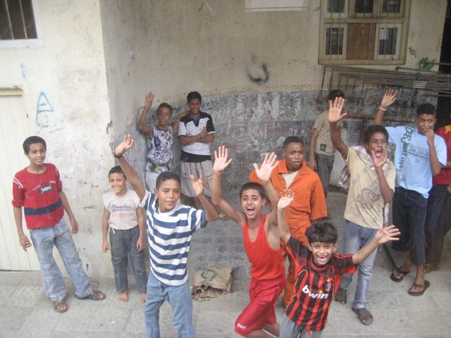 現地の子供たちは日本人に興味津々です。