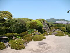 母ヶ岳の優雅な姿をとり入れた借景園

