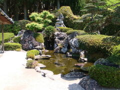 7つの邸宅の中では唯一「池泉式」の庭園

池の中に鯉がいることで、動きのあるお庭です。