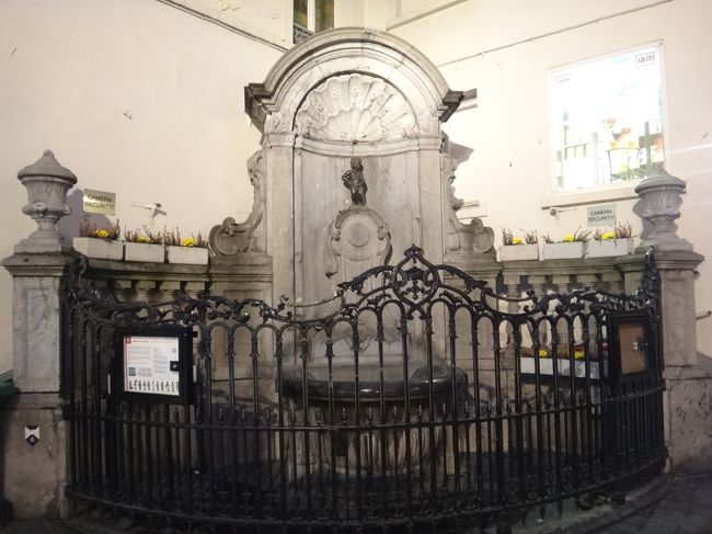 『小便小僧』（Manneken Pls）<br /><br />「小便小僧」は、1619年に彫刻家ジェローム・デュケノワ<br />（Jerome Duquesnoy)により製作されました。<br />現在設置されている像はレプリカであり、オリジナルの像<br />は1960年代に紛失されたそうです。