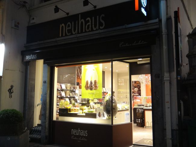 ベルギー・ブリュッセル【neuhaus】（ノイハウス）<br /><br />グランプラスに向かって小便小僧から<br />すぐ隣りにあるノイハウスの<br />エチューブ通り（Rue de l'Etuve）店です。