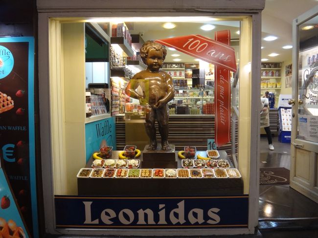 ベルギー・ブリュッセル【Leonidas】（レオニダス）<br /><br />チョコレートで作られた小便小僧（ジュリアンくん）<br />のディスプレイが目につきます。