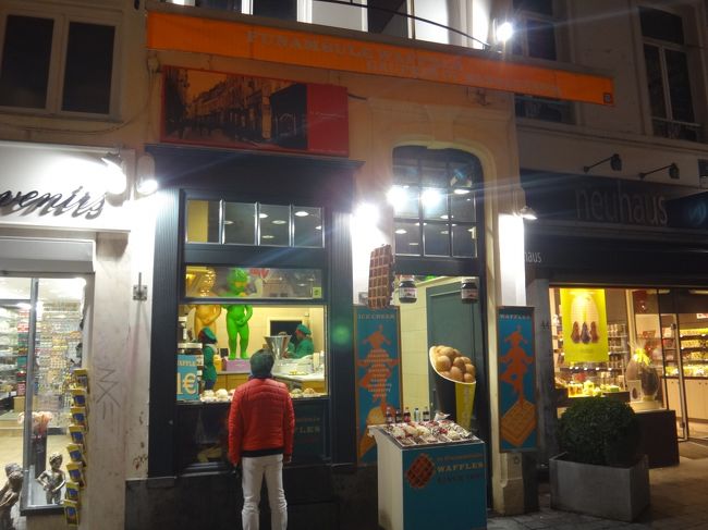 ベルギー・ブリュッセル【Le funambule】<br /><br />グランプラスに向かって小便小僧から<br />2軒隣りにあるピエロの看板が目印の<br />1867年創業のベルギーワッフル店 ル・フナンブルです。<br />ガイドブックにはレ・フナンブルと書いてあります。<br /><br />http://www.lesgaufresdemanneken-pis.be/