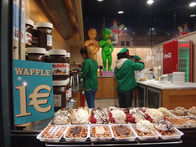 ベルギー・ブリュッセル【Le funambule】<br /><br />ベルギーと言えば、チョコレート、ビールに<br />並んでベスト3に入る名物がワッフルです！<br /><br />ブリュッセルに旅行に来たのであれば、<br />ワッフルは外せません！<br /><br />ベルギーのワッフルには、大きく分けて<br />「リエージュワッフル」と「ブリュッセルワッフル」の<br />2種類あります。<br /><br />「リエージュワッフル」は、生地の中に砂糖やザラメが<br />入っていて、生地も密度が濃くて重いので<br />食感はしっかりしていて甘いワッフルです。<br />（日本で店頭販売されているベルギーワッフルは、<br />リエージュワッフルの方ですね。）<br /><br />一方、「ブリュッセルワッフル」はふわっと軽くて、<br />外側は少しカリっとしていて、好きなフルーツや<br />チョコレート、アイスクリーム等をトッピングして、<br />粉砂糖をふって食べるのが主流なワッフルです。<br /><br />写真の前列が「リエージュワッフル」で、<br />前から2列目が「ブリュッセルワッフル」です。