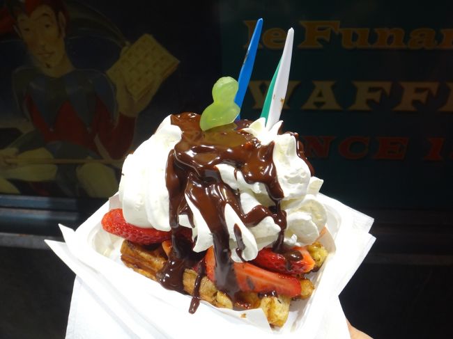 ベルギー・ブリュッセル【ル フナンブル】<br /><br />折角ですので、ワッフルの生地の上に<br />沢山のストロベリーと大量のホイップクリームで<br />トッピングされ、その上からチョコレートソースが<br />かけられた「ブリュッセルワッフル」を<br />注文することにしました。<br /><br />注文後にワッフルを焼いてくれるということもあり、<br />温かかったです。しかし、食べづらい・・・。<br />ワッフル生地がカチカチで切れません。<br />感動する程の物でもありませんでした。<br /><br />ここの店頭にも「1ユーロ」の看板が<br />掲げられていましたが、1ユーロのワッフルは、<br />トッピングなしの「ブリュッセルワッフル」のみでした。<br />写真のワッフルは5ユーロ（約635円）でした。<br />キャッシュで。