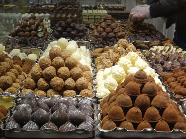 ベルギー・ブリュッセル【Corne】（コルネ）<br /><br />Praline（プラリネ）やTruffe（トリュフ）等、<br />めちゃめちゃ美味しそうです。