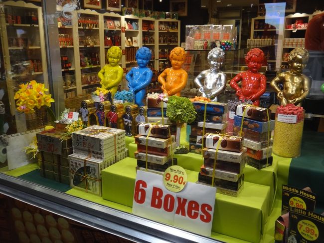 【PELICAEN Belgian Chocolates】<br /><br />カラフルな小便小僧（ジュリアン坊や）のディスプレイ<br />が目立ちます。<br /><br />お買い得品として、ベルギーチョコレートが<br />6箱で9.90ユーロ（約1,257円）で販売されていました。