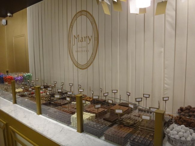 【Mary】（メリー）<br /><br />1919年ブリュッセルの旧市街地ロワイヤル通りに、<br />マリー・ドゥリュックにより創業され、1942年に<br />最初のベルギー王室御用達のショコラティエとなり、<br />現在もなおその称号は引き継がれています。<br /><br />現在、ベルギー王室御用達の称号を取得している<br />ショコラティエは、以下の6つのみです。<br /><br />【Mary】メリー（ベルギー王室御用達：1942年〜）<br />【GODIVA】ゴディバ（同上：1968年〜）<br />【Galler】ガレー（同上：1994年〜）<br />【neuhaus】ノイハウス（同上：2000年〜）<br />【WITTAMER】ヴィタメール（同上：2000年〜）<br />【VAN DENDER】ヴァンデンダー（同上：2008年〜）<br />