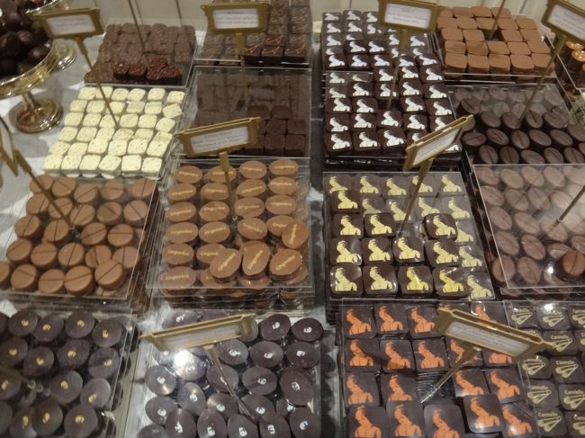 ベルギー・ブリュッセル【Mary】（メリー）<br /><br />Ganach（ガナッシュ）です。<br /><br />女性の顔が描かれているものは、<br />「LADY」という名のガナッシュです。<br /><br />http://www.mary.be/en/the-collection/the-pralines/ganaches