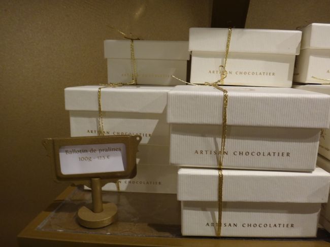 ベルギー・ブリュッセル【Mary】（メリー）<br /><br />プラリネの量り売りです。<br /><br />・Ballontin de pralines<br />100g　12.5ユーロ（約1,588円）<br />250g　17ユーロ（約2,159円）