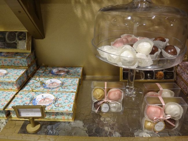 ベルギー・ブリュッセル【Mary】（メリー）<br /><br /><写真左><br />・Rosine（Assortment of 8 pralines）<br />100g　12.5ユーロ（約1,588円）<br /><br />http://www.mary.be/en/the-collection/the-boxes/other-boxes<br /><br /><写真右><br />以下の4つのFresh cream（フレッシュクリーム）の<br />詰め合わせです。<br />・MANON VANILLE（バニラ）<br />・MANON MOKA（モカ）<br />・MANON CHOCOLAT（チョコレート）<br />・MANON FRAMBOISE（フランボワーズ）<br /><br />http://www.mary.be/en/the-collection/the-pralines/fresh-creams