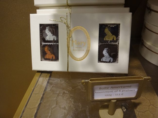 ベルギーチョコ【Mary】（メリー）<br /><br />・Boite Amertume（Assortment of 8 pralines）<br />100g　12.5ユーロ（約1,588円）<br /><br />女性の顔が描かれている「LADY」という名の<br />ガナッシュが含まれています。<br /><br />http://www.mary.be/en/the-collection/the-boxes/other-boxes