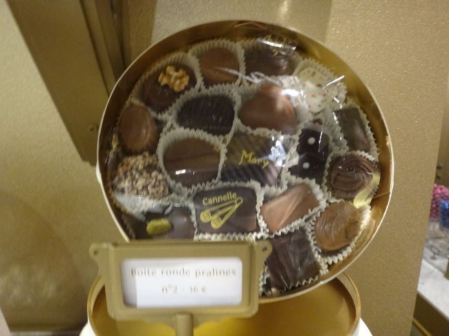 ベルギーチョコ【Mary】（メリー）<br /><br />・Boite ronde pralines N゜2<br />16ユーロ（約2,032円）<br /><br />ちょっと光ってしまいました。<br /><br />http://www.mary.be/en/the-collection/the-boxes/other-boxes
