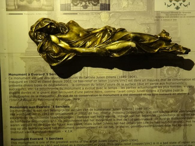 『セルクラースの像』<br /><br />セルクラースの像は、大変人気のスポットで<br />いつも人だかりができています。<br /><br />セルクラースの像に触ったり撫でたりすると、<br />幸せになれるという言い伝えがあるからです。<br />ところが、幸福になるための触り方については、<br />「彼の右腕を撫でると幸せになれる」とか、<br />「彼の体を右から左に撫でると幸せになれる」とか、<br />「足元の犬にも触れないと意味がない」とか、<br />幾つか説があるようです。<br /><br />周りの観光客の方の様子をみていると結構皆さん<br />思い思いに触られていて、一貫性がありませんでした。<br /><br />セルクラースの像の右腕が<br />ピカピカに光っていることから、<br />私たちも右腕を撫でることにしました。