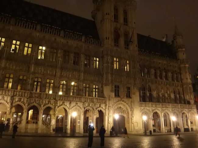 『ブリュッセル市庁舎』（グランプラス南西側）<br /><br />市庁舎1階には、ブリュッセル観光局が<br />入っています。