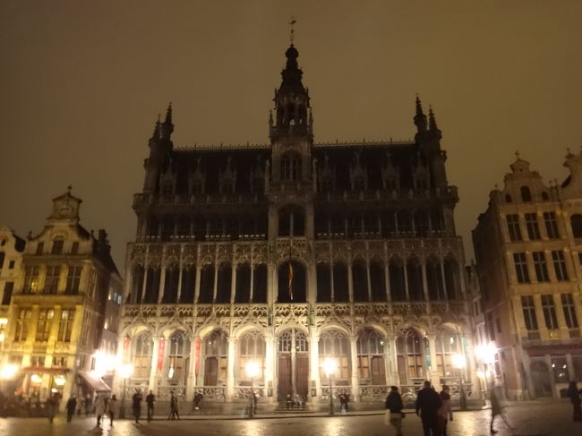 『王の家』（グランプラス北東側）<br /><br />ブリュッセル市庁舎と向かい合う建物は、<br />16世紀前半にブリュッセルを統治した<br />神聖ローマ帝国の皇帝カール5世<br />（スペイン王カルロス1世）の命で<br />1515〜1536年にかけて建設された「王の家」です。<br /><br />王の家はブリュッセル市庁舎と同様に<br />フランボワイヤン様式（後期フランス・ゴシック様式）<br />です。<br /><br />ブラバン公は、職務用事務所として使用し、<br />16世紀にブリュッセルがスペインのハプスブルク家<br />による支配に移った時には、スペイン政庁として<br />使用されたため、王の家という呼び名が<br />ついていますが、実際に王様が住んでいたことは<br />ないそうです。<br /><br />1873年には、建築家ヴィクトール・ジャマーにより<br />ネオゴシック様式に再建され、現在はブリュッセルの<br />歴史資料を豊富に保存するブリュッセル市立博物館<br />として使用されています。<br /><br />1階には、ピーテル・ブリューゲルの絵画「婚礼の行列」、<br />15, 6世紀のフランドルを代表するタペストリー、彫刻、<br />陶器等が展示され、2階にはブリュッセルの歴史に関する<br />資料が展示されています。<br /><br />また、3階には小便小僧の華麗な衣装コレクションとして、<br />世界各国から贈られた民族衣装が勢揃いしています。