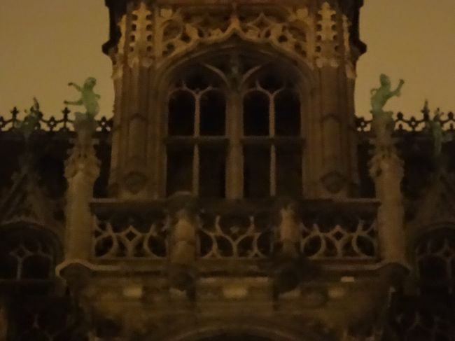 『王の家』（グランプラス北東側）<br /><br />王の家は、建物のいたるところに青銅の像が<br />飾られています。<br /><br />この写真もピントが合っていませんね・・・。