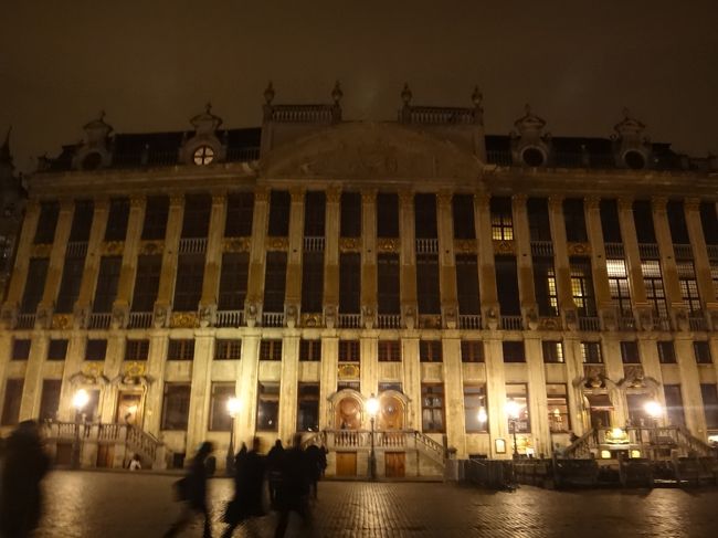 『ブラバン公の館』（グランプラス南東側）<br /><br />1698年に建造され、1882年に再建された<br />ネオクラシック様式の歴史的建造物です。<br /><br />かつては、皮なめし業、製粉業、大工、洋服商<br />といった様々な職人らが構えていた<br />ギルドハウスだったそうです。<br /><br />ピラスター（壁面から張出して作った装飾的な柱）には、<br />歴代ブラバン公爵19人の胸像が<br />ずらりと並んでいるために、<br />「ブラバン公の館」といった名がついたそうです。<br /><br />正面から見ると一つの建物ですが、元は6軒の<br />ギルドハウスが一つにまとまったもので、<br />内部は6つの館（入口も6つ）に分かれています。<br /><br />正面に向かって右から、「財産の館」（革なめし業）、<br />「運命の館」、「風車の館」（製粉業）、<br />「錫の壺の館」（大工）、「丘の館」、<br />「財布の館」（洋服商）と命名されています。<br /><br />※（　　）内は、ギルドハウスの職種・用途。