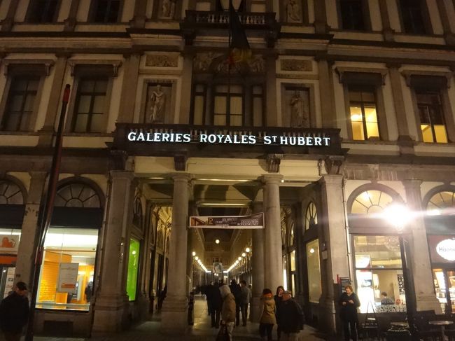 ベルギー・ブリュッセルのアーケード<br />『ギャルリー・サン・チュベール』（Galerie St. Hubert）<br /><br />ギャルリー・サン・チュベールは、グランプラスから<br />すぐ近くにあるヨーロッパ最古の美しいアーケードで、<br />1847年にジャン＝ピエール＝クリュイズナールにより<br />設計されました。<br /><br />「ギャルリー」とは、ショッピングアーケードのことで、<br />「女王」（Galerie de la Reine）、「王」（Galerie du Roi）、<br />「王子」（Galerie des Princes）の3つのギャルリーに<br />分かれていて、チョコレートショップ、カフェ、<br />ブティック、アンティークショップ、映画館、劇場等が<br />並んでいます。<br /><br />写真は、グランプラス側から入る「女王」<br />（Galerie de la Reine）のギャルリーの入口です。