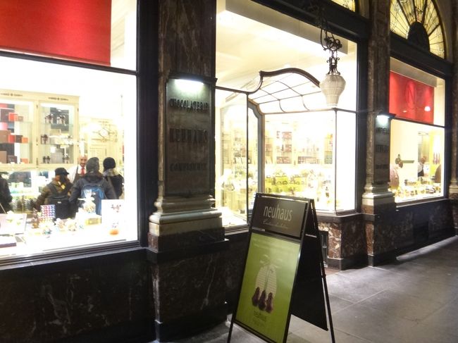 ベルギー・ブリュッセル【neuhaus】（ノイハウス）<br /><br />ギャルリー・サン・チュベール内にある<br />ノイハウスのグランプラス（Grand Place）店です。