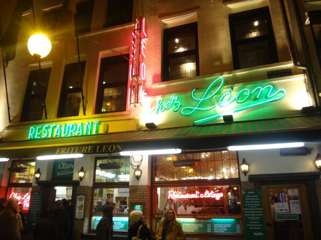 ベルギー・ブリュッセル【Chez Leon】（シェ・レオン）<br /><br />と言うことで、オー・ザルム・ド・ブリュッセルの<br />すぐ向かいにあるベルギー料理の名店シェ・レオンに<br />入ることにしました。<br /><br />こちらも予約無しです。