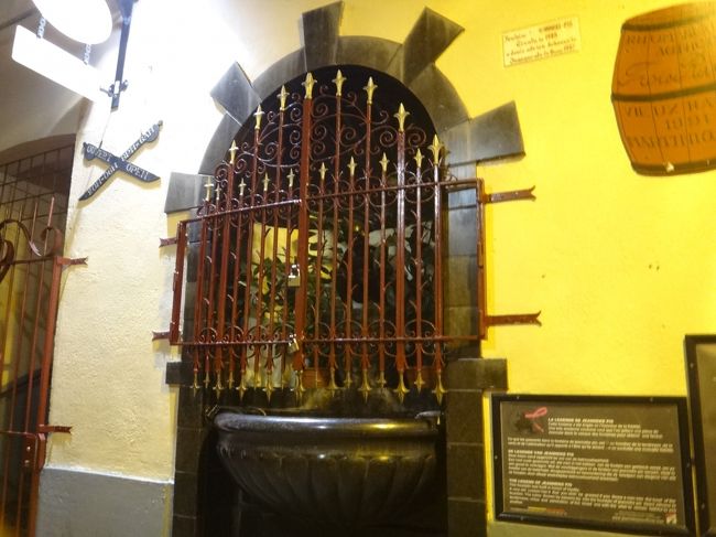 ベルギー・ブリュッセル『ジャンネケ・ピス』<br />（Jeanneke Pls）<br /><br />ジャンネケ・ピスは、1985年に<br />彫刻家デニス・ドブリエ<br />（Denis Debouvrie）により製作され、<br />1987年に癌とエイズ撲滅運動を目的に設置されました。<br /><br />小便小僧の周りは観光客で賑わっているのに対して、<br />ジャンネケ・ピスは小さな路地の奥でひっそりと<br />佇んでいます。<br /><br />鉄格子で囲われ、南京錠が掛けられています。